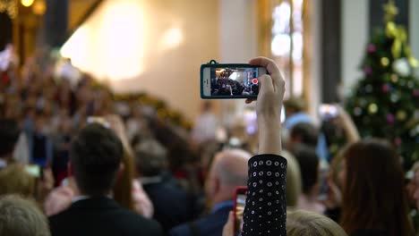 Frauenhand-Mit-Mobiltelefon-Beim-Fotografieren-Eines-Singenden-Kinderchors