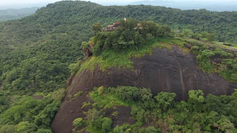 Tempel,-Der-Auf-Der-Spitze-Eines-Felsens-Steht---Karinja-Tempel,-DK-KA,-Indien