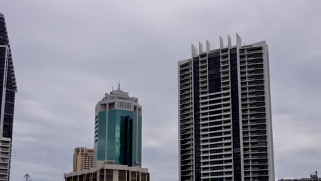 Zeitraffer-Der-Spitze-Der-Gebäude-An-Der-Gold-Coast-Mit-Schnell-Ziehenden-Wolken