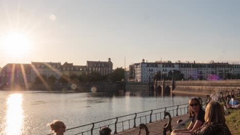 Este-Es-Un-Timelapse-De-La-Puesta-De-Sol-Sobre-Los-Lagos-En-El-Centro-De-Copenhague-Con-Muchas-Luces-Hermosas-Que-Se-Iluminan-Durante-La-Puesta-De-Sol.