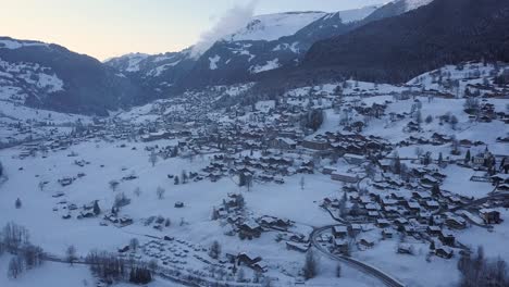 Vista-Aérea-Desde-La-Ciudad-De-Grindelwald-En-Invierno-En-Los-Alpes-En-Europa,-Suiza.