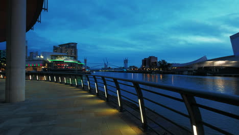 Imperial-War-Museum-Und-Das-Lowry-Center-In-Salford-Keys-Am-Abend