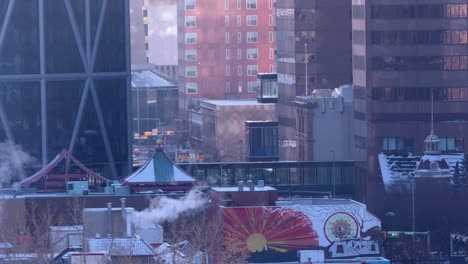 Calgary-Chinatown-An-Einem-Kalten-Wintertag,-Sonne-Spiegelt-Sich,-Dampf-Wabert