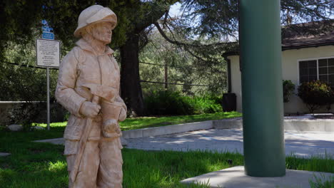 Estatua-Del-Bombero-Junto-Al-Departamento-De-Bomberos-Del-Condado-De-Los-Ángeles.