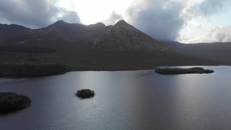 Luftaufnahme-Von-Kleinen-Inseln-Auf-Lough-Inagh-Mit-Zwölf-Bens-Im-Hintergrund