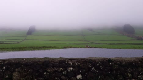 Paisaje-Verde-Brumoso-Con-Un-Arroyo-En-La-Isla-Terceira,-Azores