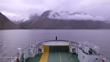 Hermosa-Vista-Panorámica-Tomada-Desde-El-Ferry,-Rodeada-De-Vistas-Al-Océano-Y-A-La-Montaña.