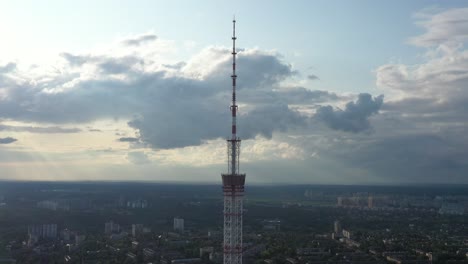 Vista-Aérea-De-La-Parte-Superior-De-La-Torre-De-Radio-En-Kiev,-Ucrania