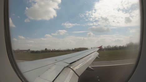 Avión-Aterrizando-En-El-Aeropuerto-De-Treviso,-Italia,-En-Un-Día-Soleado-De-Verano.