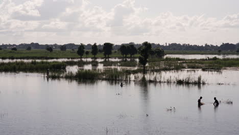 Dos-Pescadores-Birmanos-De-Pie-En-Un-Lago-En-Myanmar