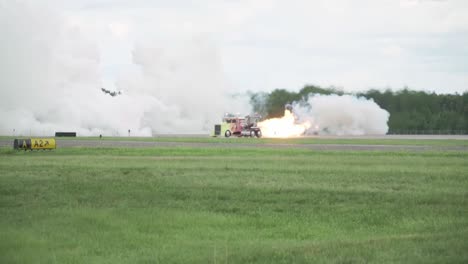 Enormes-Columnas-De-Humo-Llenan-El-Aire-Mientras-El-Camión-A-Reacción-Shockwave-Actúa-En-Un-Espectáculo-Aéreo