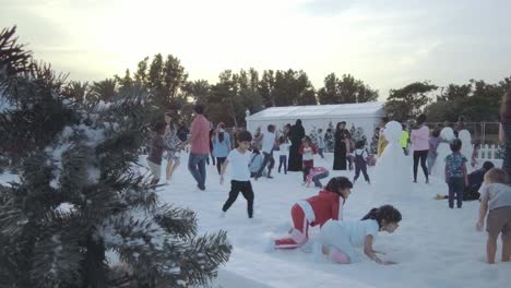 Niños-Jugando-En-El-Hermoso-Carnaval-De-Invierno-En-Abu-Dhabi,-Eau---Plano-Amplio