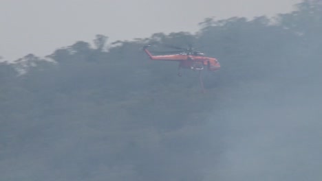 Erickson-Air-Crane-Helikopter-Wirft-Wasser-Auf-Australisches-Buschfeuer-Ab,-Sehr-Rauchig,-Handgeführt,-Evakuierungszeit