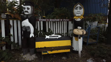 Figuras-De-Un-Hombre-Y-Una-Mujer-Casubios-Con-Vestimentas-Tradicionales-Talladas-En-Madera