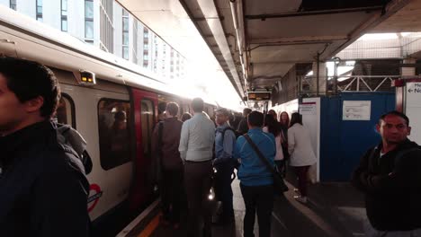 Pendler-Warten-Am-Bahnhof-Harrow-on-the-Hill-Während-Zugverspätungen-Auf-Der-Metropolitan-Line