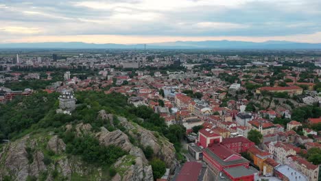 Volando-Hacia-Abajo-Junto-A-La-Colina-De-La-Torre-De-Radio-Y-Televisión-En-Plovdiv,-Bulgaria