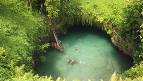 Gente-Disfrutando-De-Un-Baño-En-La-Fosa-Oceánica-De-To-Sua.