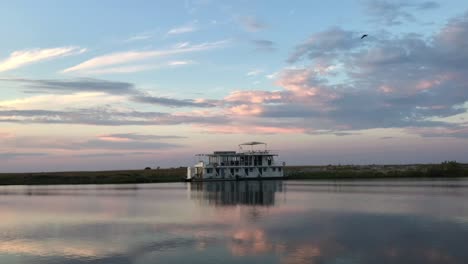 Alojamiento-En-Barco-Fluvial-Para-Huéspedes-De-Safari-En-El-Río-Chobe,-África