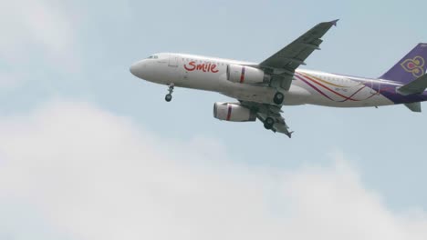 Thai-Smile-Airways-Airbus-A320-232-Hs-txd-Acercándose-Antes-De-Aterrizar-En-El-Aeropuerto-De-Suvarnabhumi-En-Bangkok,-Tailandia