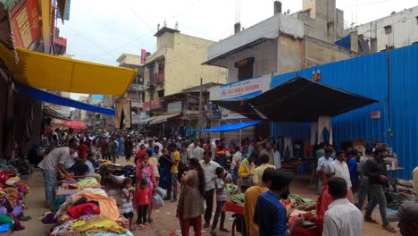 öffentlicher-Chickpete-Markt-In-Bangalore,-Indien,-Umgeben-Von-Händlern,-Die-Verschiedene-Waren-Verkaufen---Mittlere-Aufnahme