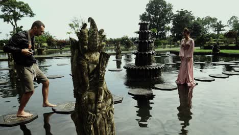 Fotograf-Und-Model-Beim-Fotografieren-An-Einem-Beliebten-Touristenziel-Im-Wasserpalast-Von-Tirta-Gangga