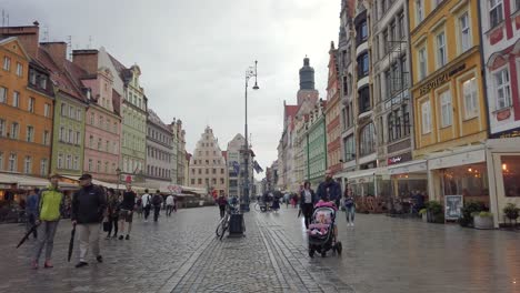 Picturesque-historical-buildings-and-pedestrians-in-Wroclaw-market-square