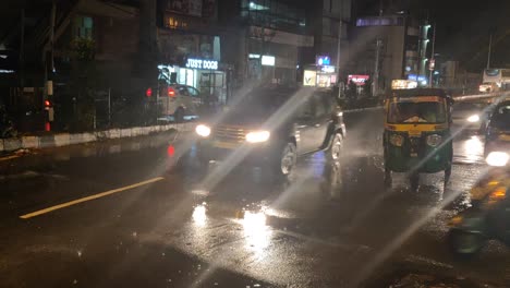 Verkehr-In-Bangalore-Während-Der-Monsunzeit-In-Der-Nacht