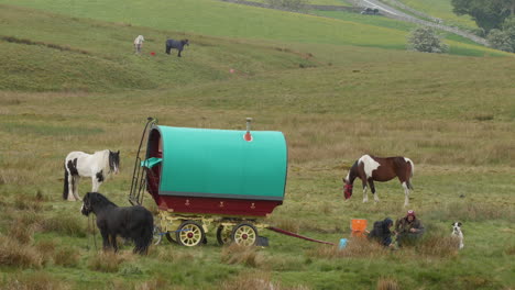 Zigeuner,-Die-Auf-Dem-Weg-Zum-Appleby-Horse-Fair-Mit-Ihren-Traditionellen-Pferdekarawanen-Einen-Zwischenstopp-Zum-Campen-Einlegen