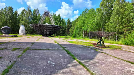 Verlassene-Radioteleskope-Im-Internationalen-Radioastronomiezentrum-Ventspils,-Umgeben-Von-Natur