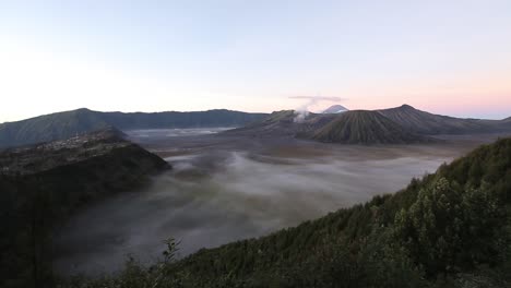 Wunderschöner-Sonnenaufgang-Am-Mount-Bromo,-Ost-Java,-Indonesien