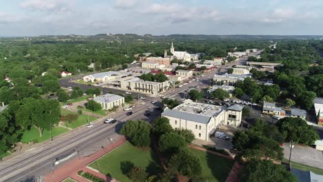 Luftdrohnenvideo-Der-Stadt-Fredericksburg-In-Texas