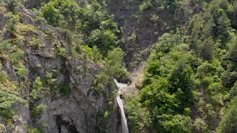 Volando-Hacia-La-Cascada-Goritsa-En-Las-Montañas-Durante-Un-Día-Soleado-En-Las-Montañas-De-Rila