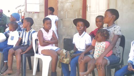 Niños-En-Boda-Fuera-De-Casa-En-Botswana,-África