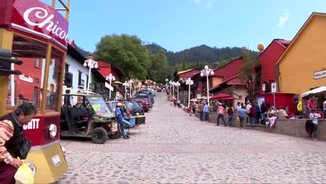 Weite-Aufnahme-In-Einer-Farbenfrohen-Mexikanischen-Stadt-Im-Bundesstaat-Hidalgo