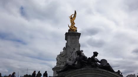 Queen-Victoria-Memorial,-Entworfen-Von-Thomas-Brock,-Befindet-Sich-Am-Ende-Der-Mall-In-London-Und-In-Der-Nähe-Des-Buckingham-Palace