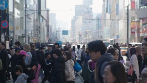 Große-Menschenmenge-Auf-Den-Straßen-In-Der-Innenstadt-Von-Tokio,-Japan