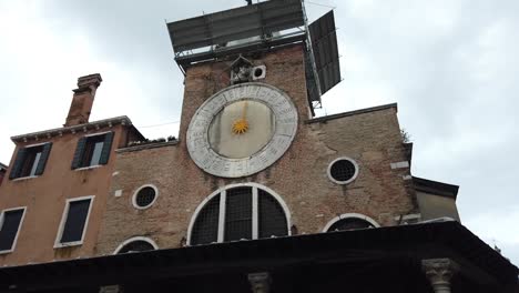 Venice-city-centre-with-large-city-clock-on-building,-camera-dolly-view