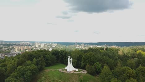 Toma-Aérea-Moviéndose-Hacia-El-Monumento-De-Las-Tres-Cruces-En-Vilna,-Lituania.