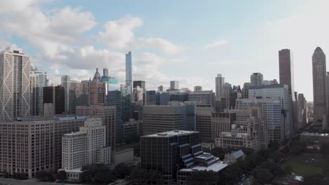 Luftaufnahmen-Von-Drohnen-In-Und-Um-Chicagos-Navy-Pier,-Die-Wunderschönes-Wasser,-Yachten-Und-Die-Skyline-Von-Chicago-Zeigen