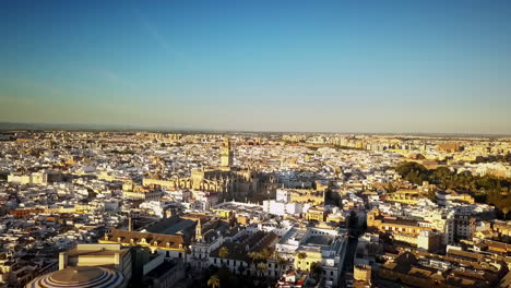 Drohnenaufnahme-In-Richtung-Sevilla,-Spaniens-Turm-La-Giralda-Bei-Sonnenuntergang