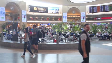 Viele-Passagiere-Im-Abflugbereich-Von-Terminal-3-Des-Internationalen-Flughafens-Ben-Gurion-In-Tel-Aviv