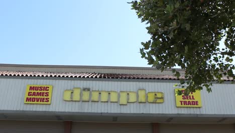 Hoyuelo-Cierre-De-La-Tienda-De-Registros-Estableciendo-Un-Disparo-Desde-El-Cielo-Edificio-Exterior