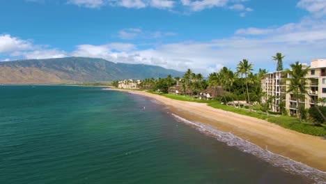 Tiefflug-Entlang-Der-Küste-Von-Kihei,-Hawaii-An-Einem-Sonnigen-Tag,-Dolly-Vorwärts