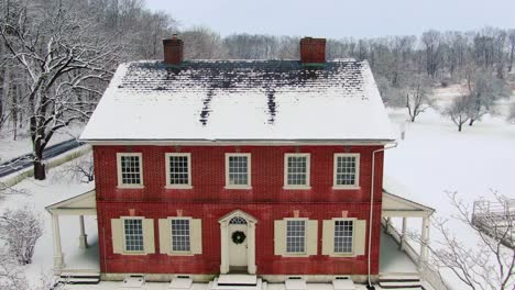 Erhöhte-Ansicht-Eines-Wunderschönen-Georgianischen-Hauses-In-Pennsylvania-Mit-Roter-Backsteinfassade,-Rock-Ford-Plantation-Im-Winter,-Reisekonzept,-Kulturerbestätte-Des-Unabhängigkeitskrieges