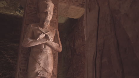 Ägyptische-Statuen-Und-Hieroglyphen-In-Einem-Tempel