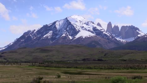 Die-Wunderschönen,-Ruhigen-Schneeweißen-Berge-Von-Torres-Del-Paine---Weitwinkelaufnahme