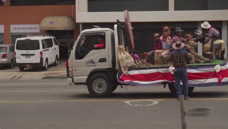 Mann-Springt-Während-Der-Parade-Zum-Unabhängigkeitstag-Costa-Ricas-Auf-Einen-Lastwagen-Mit-Mechanischer-Stierpuppe