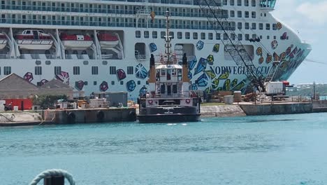 Bermuda-Ferry-transportation-that-travels-from-Hamilton-City-to-the-the-Royal-Naval-Dockyard