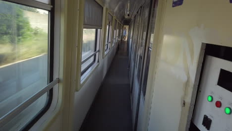 Innenkorridor-Eines-First-Class-Zugwaggons-In-Marokko,-POV-Ansicht