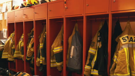 Uniformes-De-Bomberos-Polacos-Colgados-En-El-Vestuario.